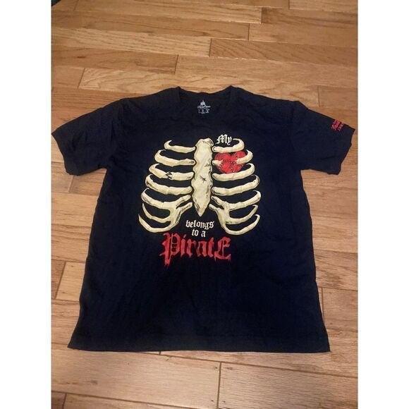 Disney Parks unisex "My Heart Belongs To A Pirate" short sleeve t-shirt sz small - Picture 1 of 8